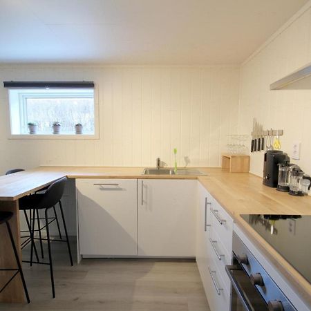 فْلام Spacious Two Bedroom Basement Apartment المظهر الخارجي الصورة
