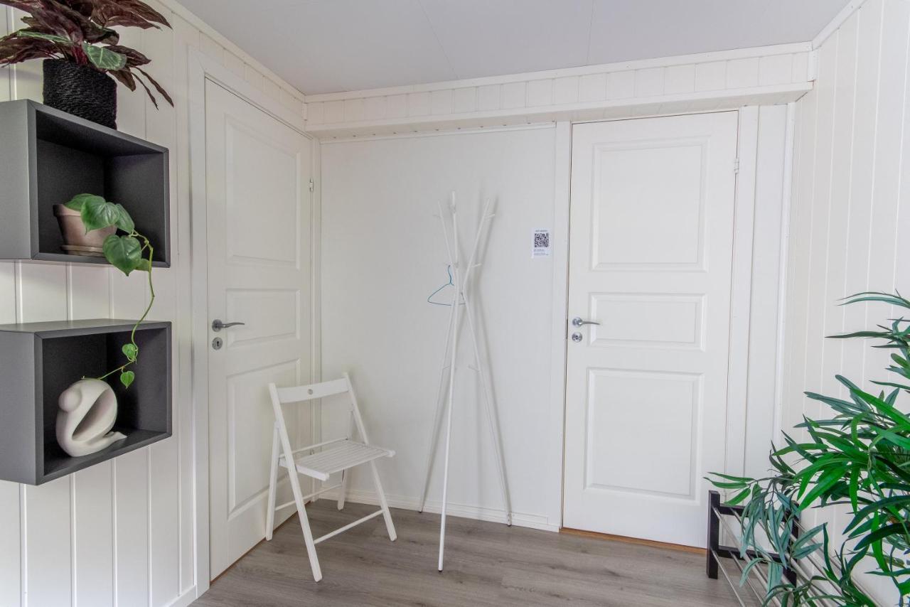 فْلام Spacious Two Bedroom Basement Apartment المظهر الخارجي الصورة