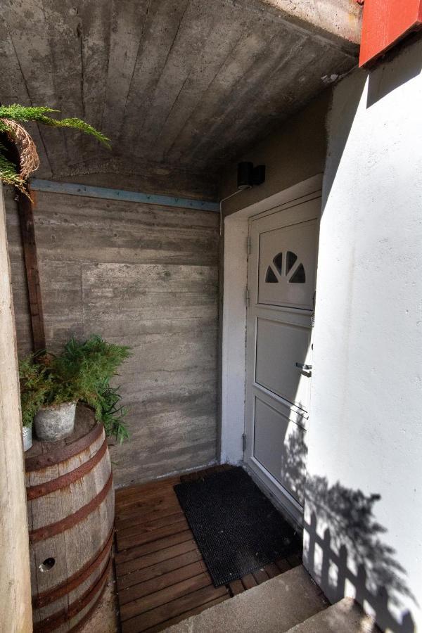 فْلام Spacious Two Bedroom Basement Apartment المظهر الخارجي الصورة